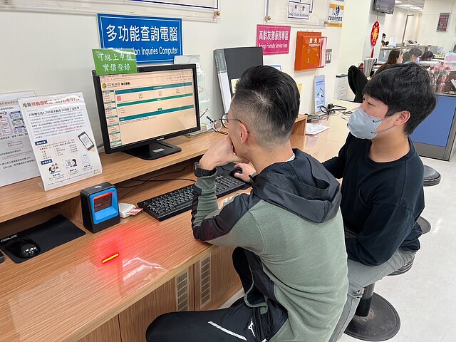 民眾使用持自然人憑證,利用網路數位櫃檯申辦地籍異動即時通服務。新北市地政局提供